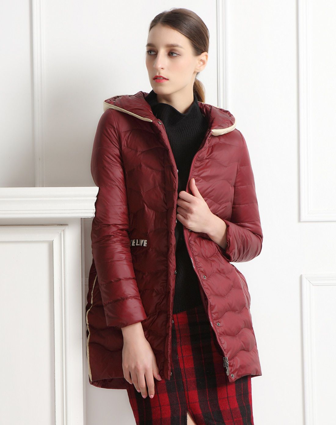 女款枣红色中长款长袖羽绒服