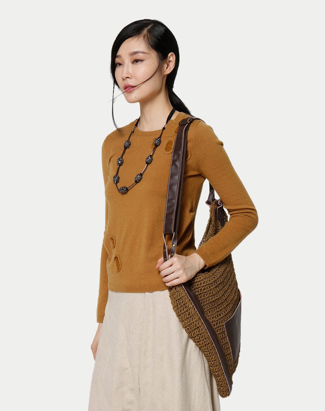 焦茶色圆领短款修身羊毛衫