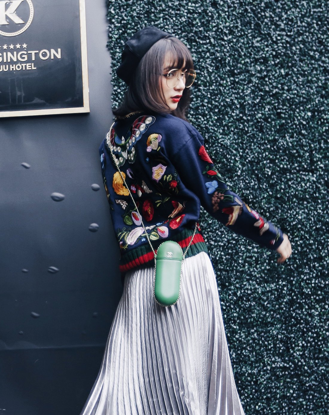 蓝色全身贴布刺绣卫衣