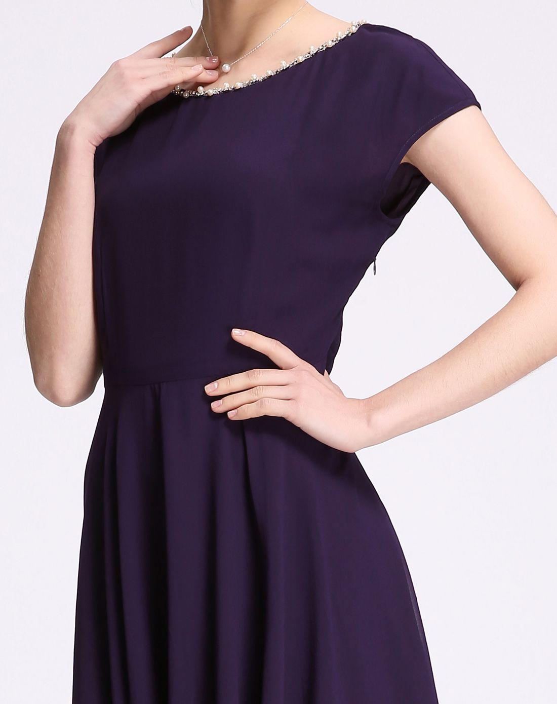 真丝嵌珠圆领纯色连衣裙