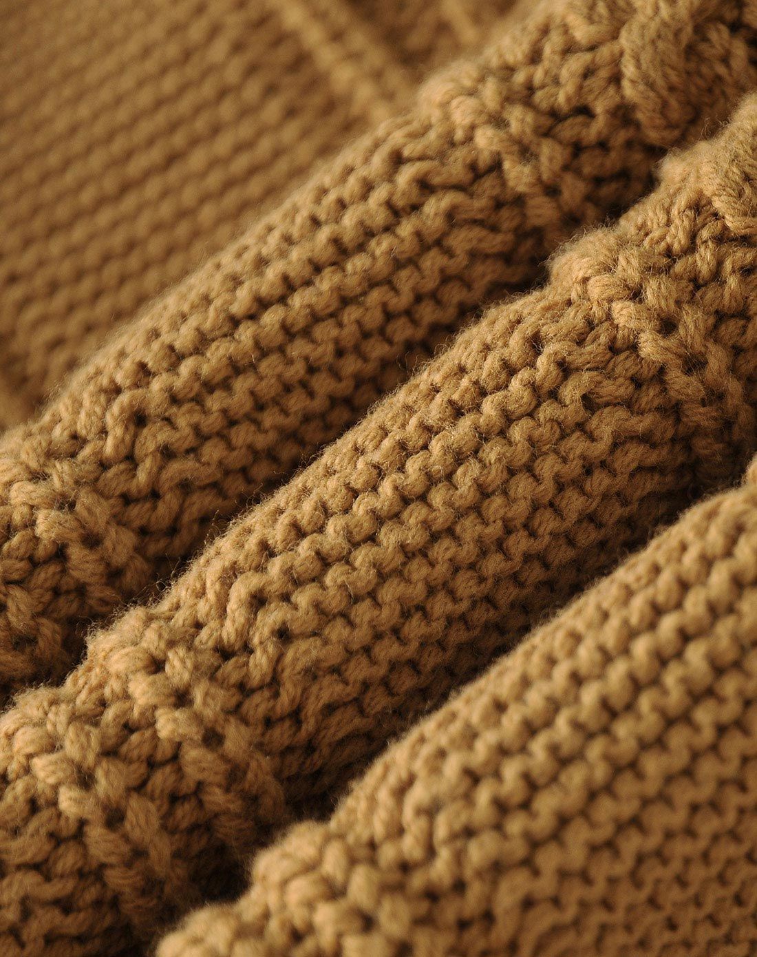 男童土棕色毛衣