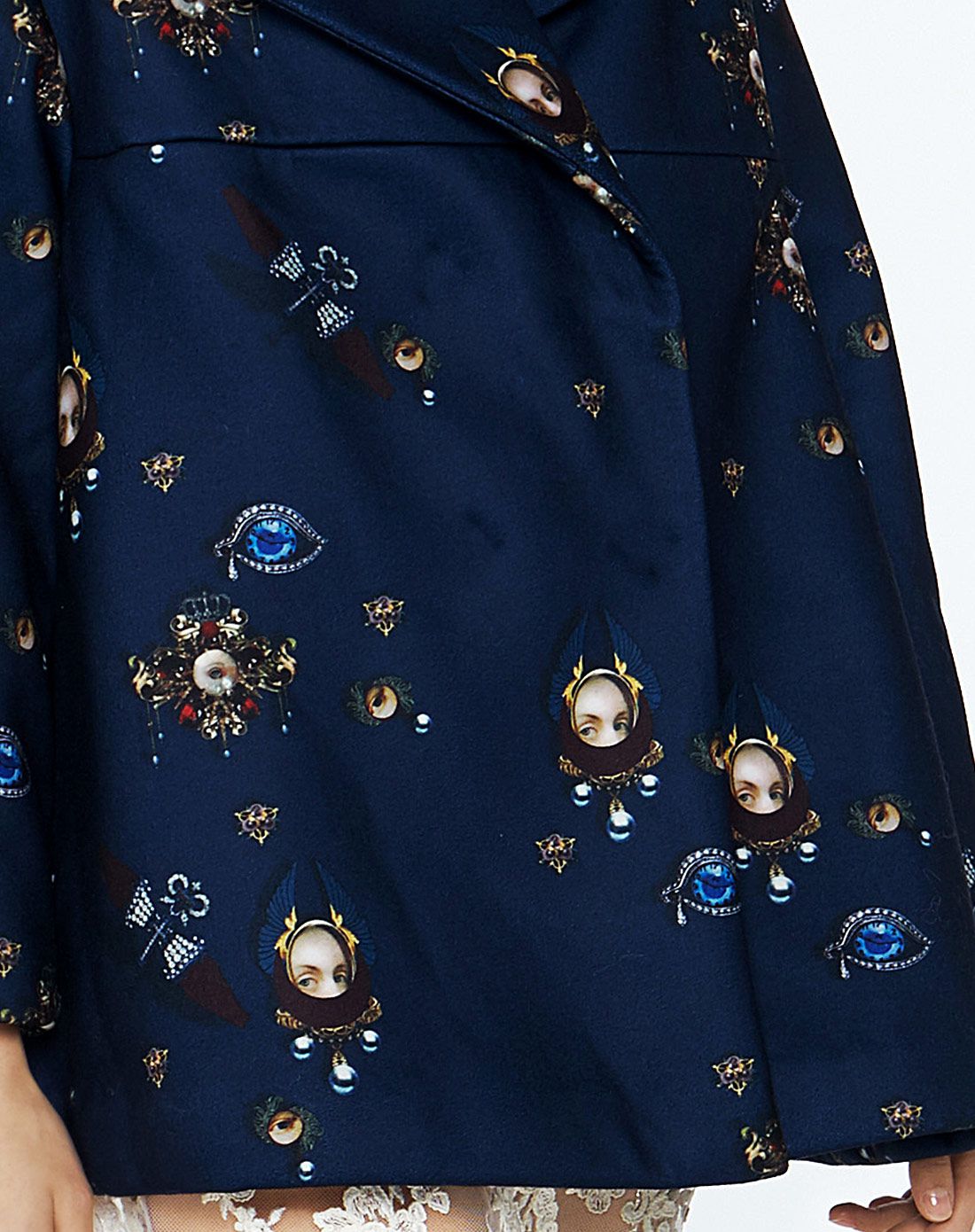 大翻领设计双排暗扣开合门襟a型大衣