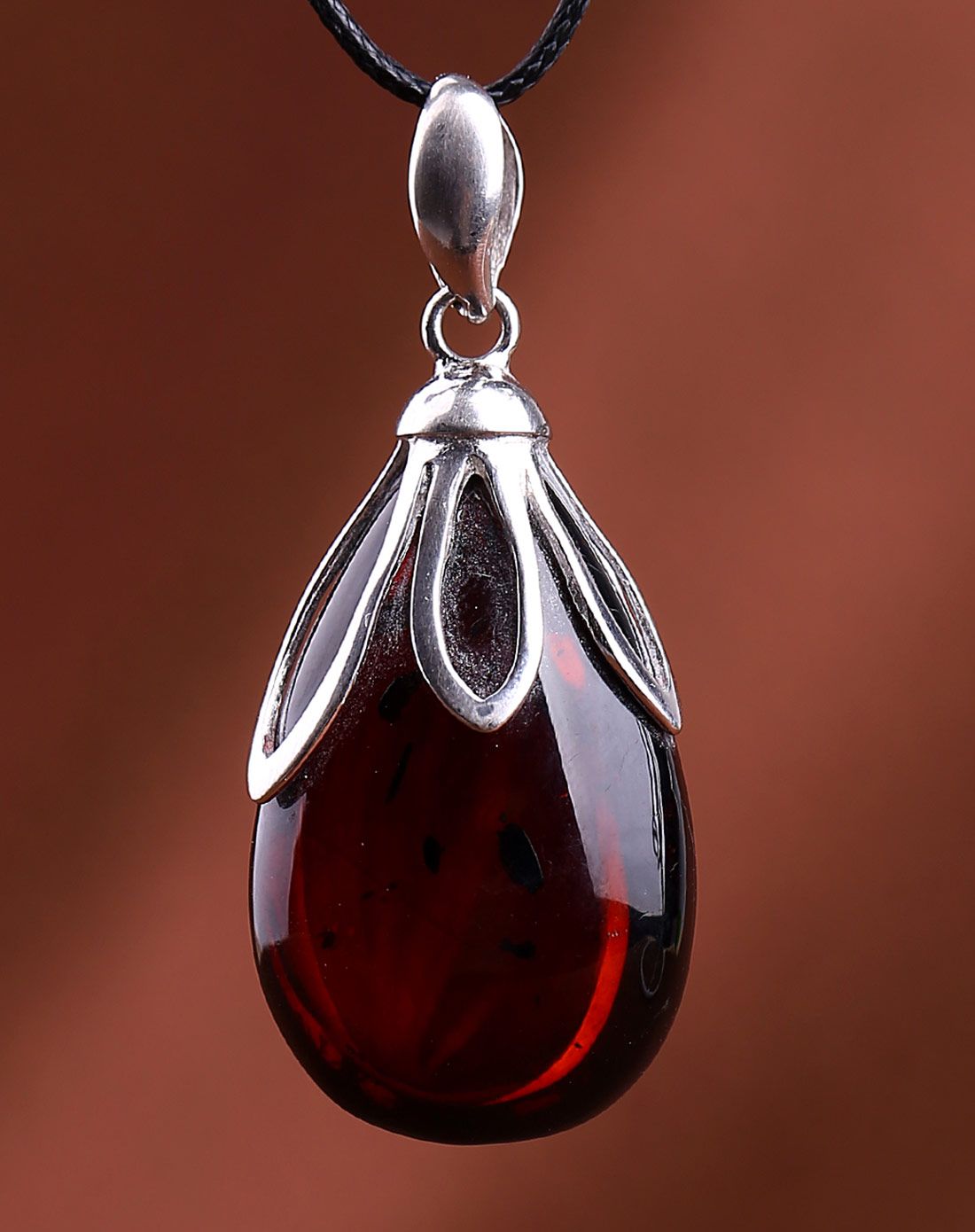 端庄秀丽天然血珀吊坠附证书