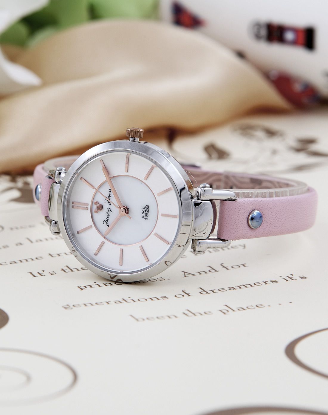 迪士尼 女款简约刻度双层贝壳盘石英表