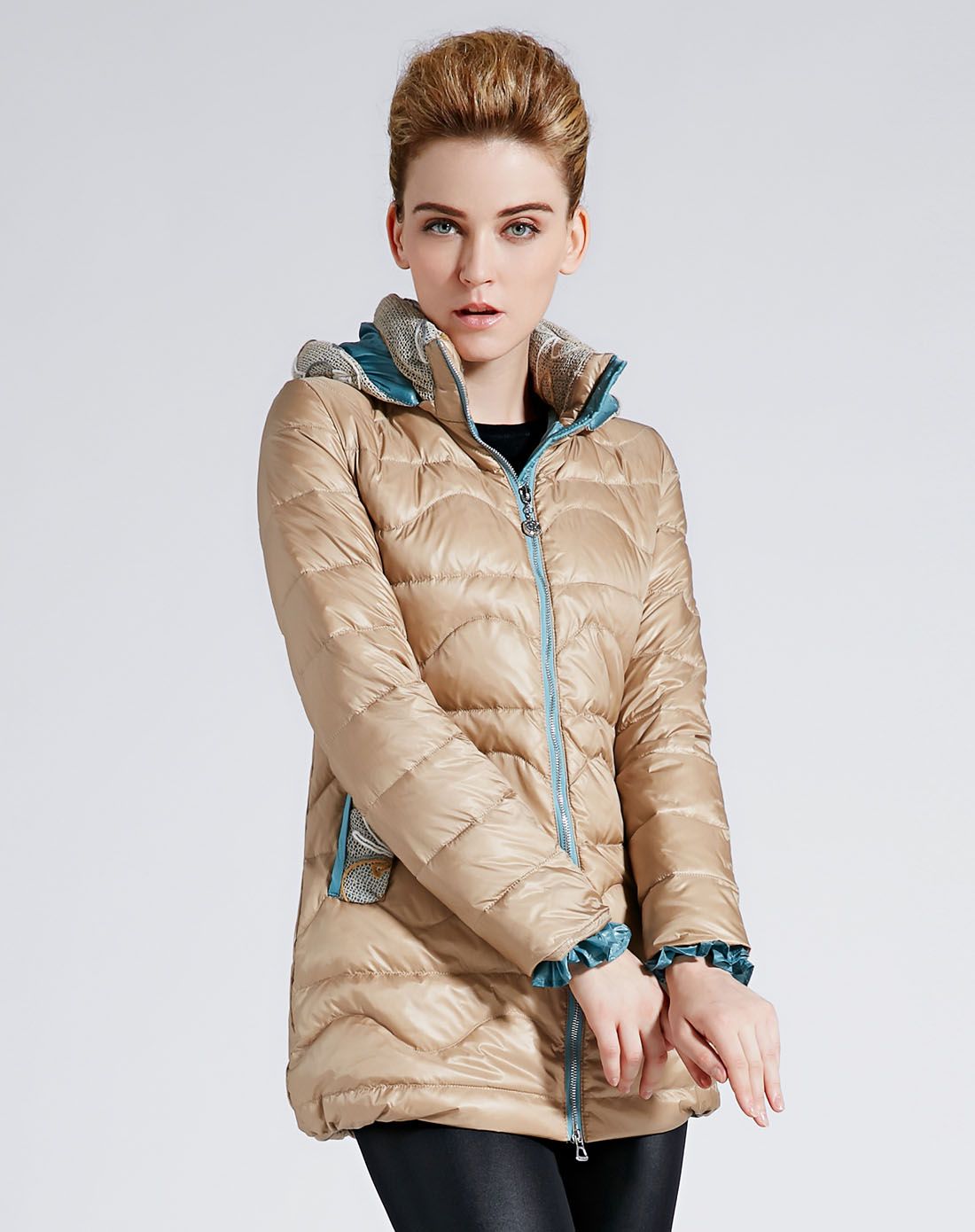 女款香槟色修身中长款羽绒服