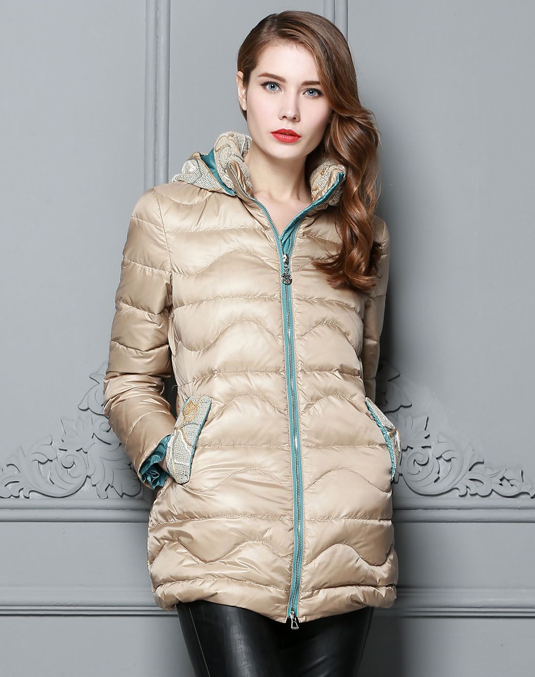 女款香槟色修身中长款羽绒服