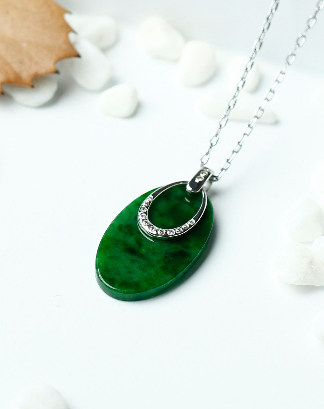 天然翡翠18k金镶嵌椭圆形吊坠