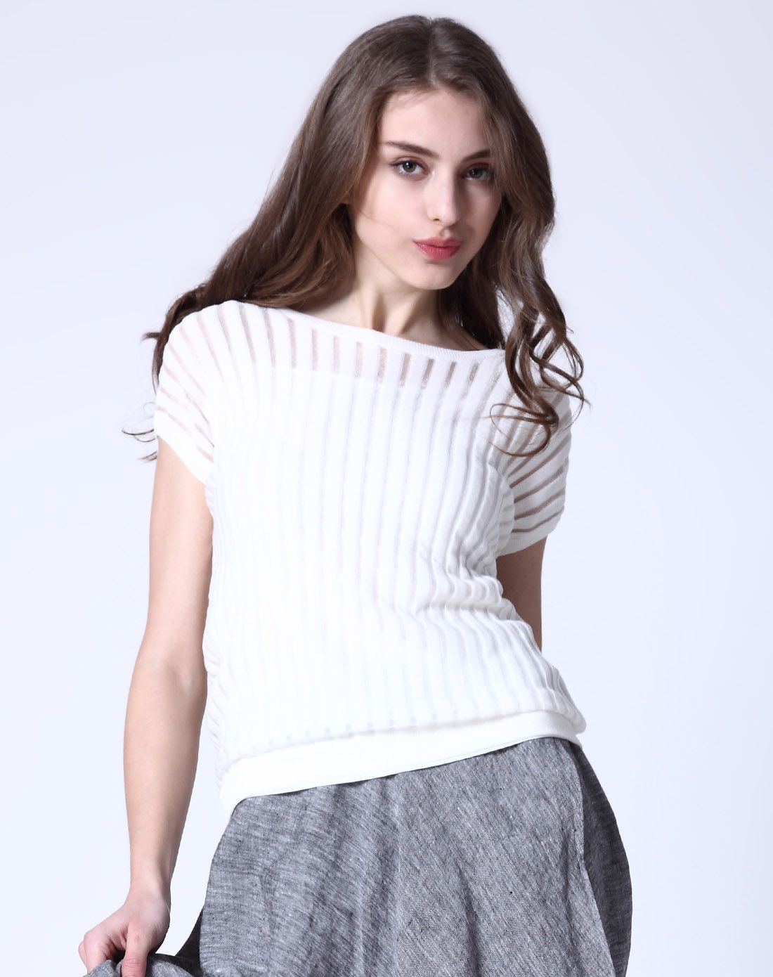 白色时尚镂空条纹两件套上衣