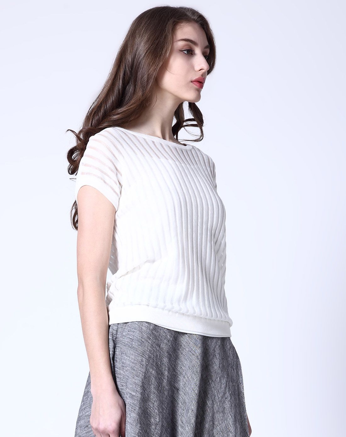 白色时尚镂空条纹两件套上衣