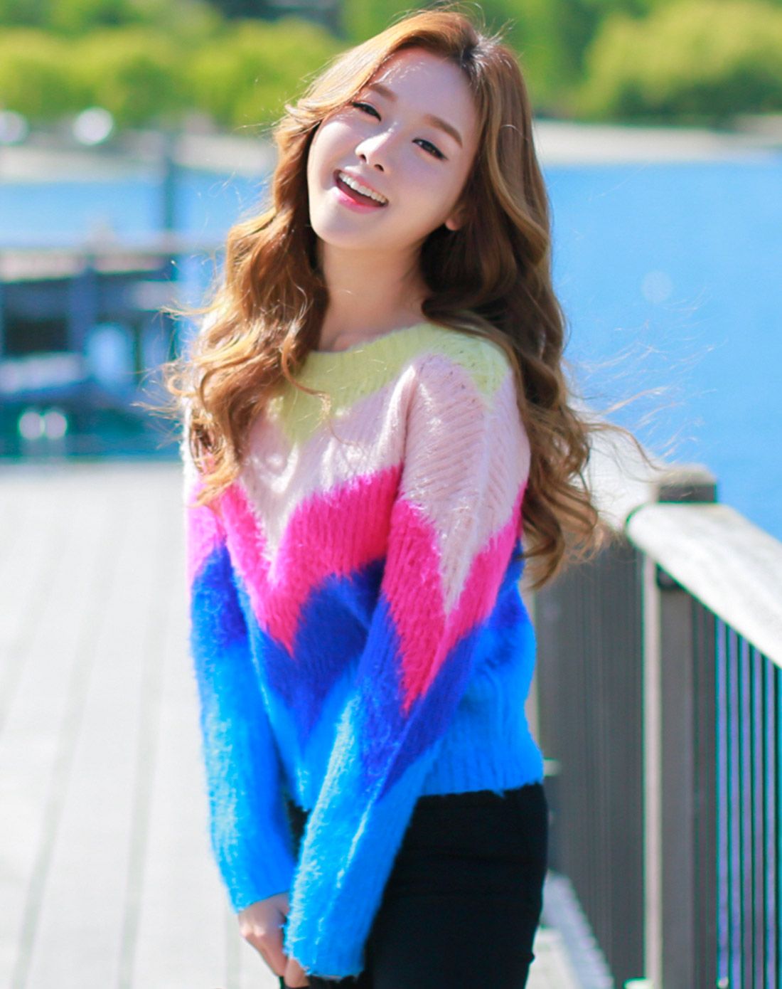 女款拼色拉毛圆领毛衣