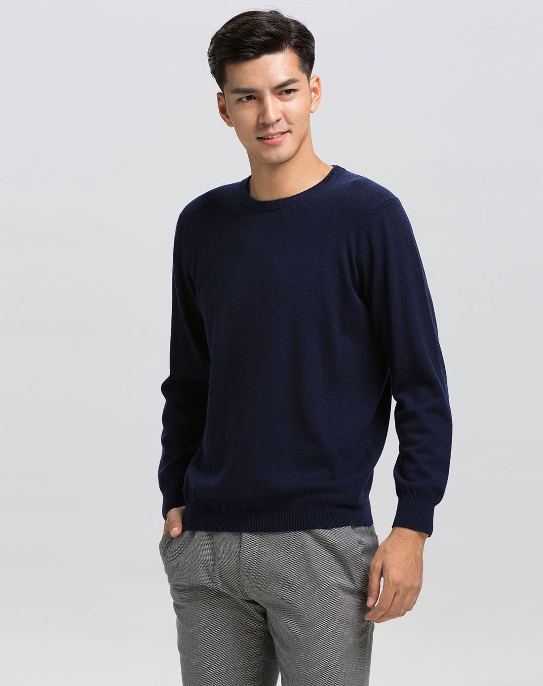 男士圆领藏青色长袖羊毛衫