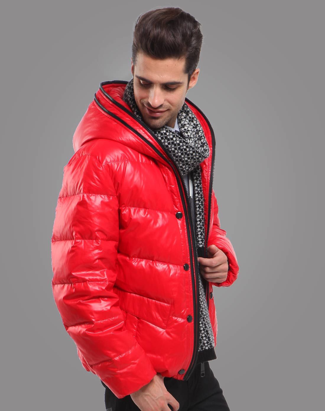 男款红色醒目连帽短款长袖羽绒服