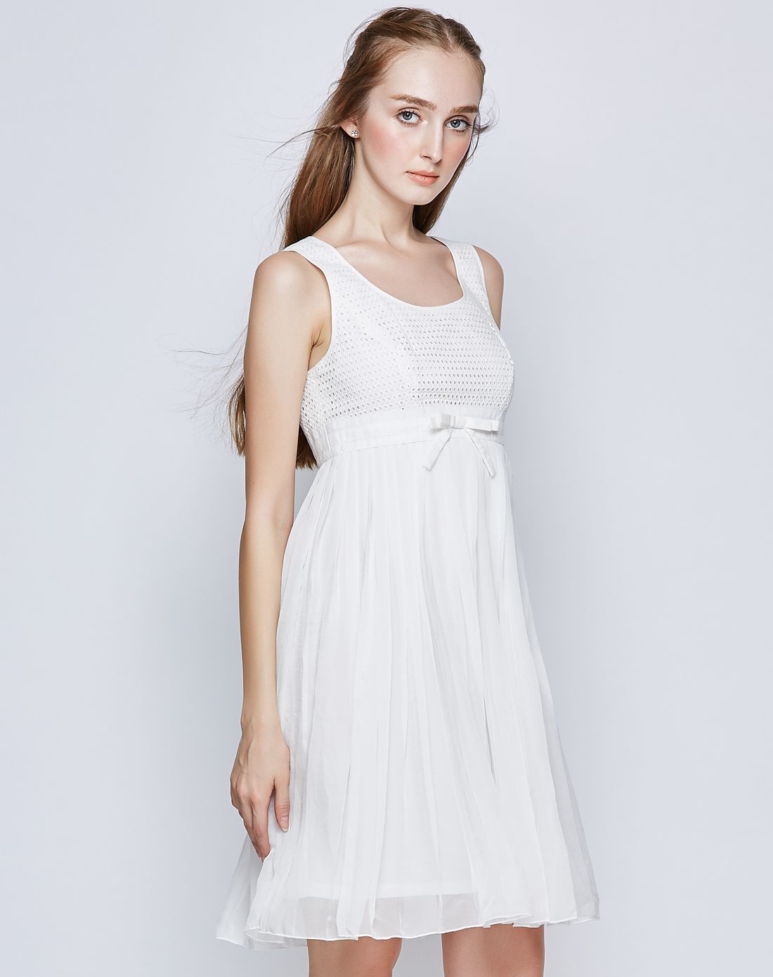 白色秀丽简洁无袖连衣裙