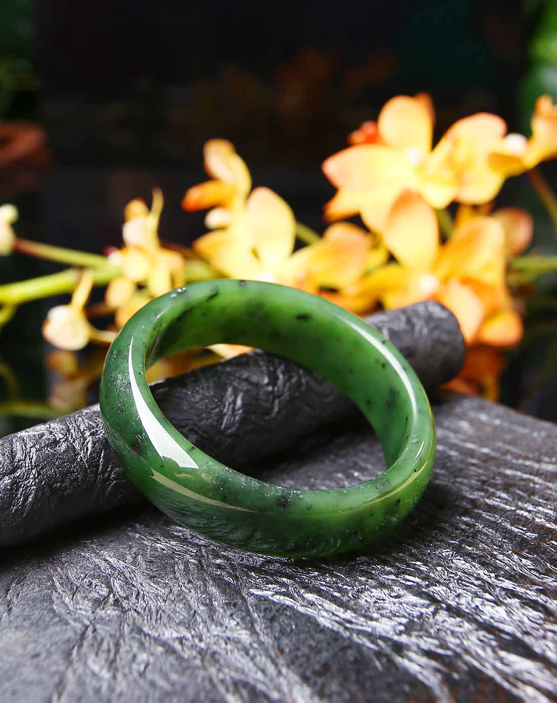 老坑和田碧玉菠菜绿手镯(约内径5.8cm)