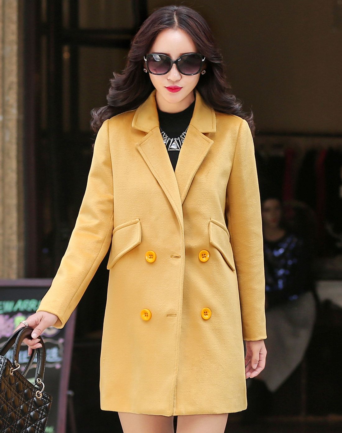 黄色大翻领时尚茧型大衣