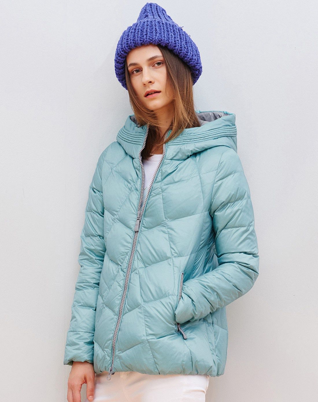 蓝绿色优雅连帽羽绒服