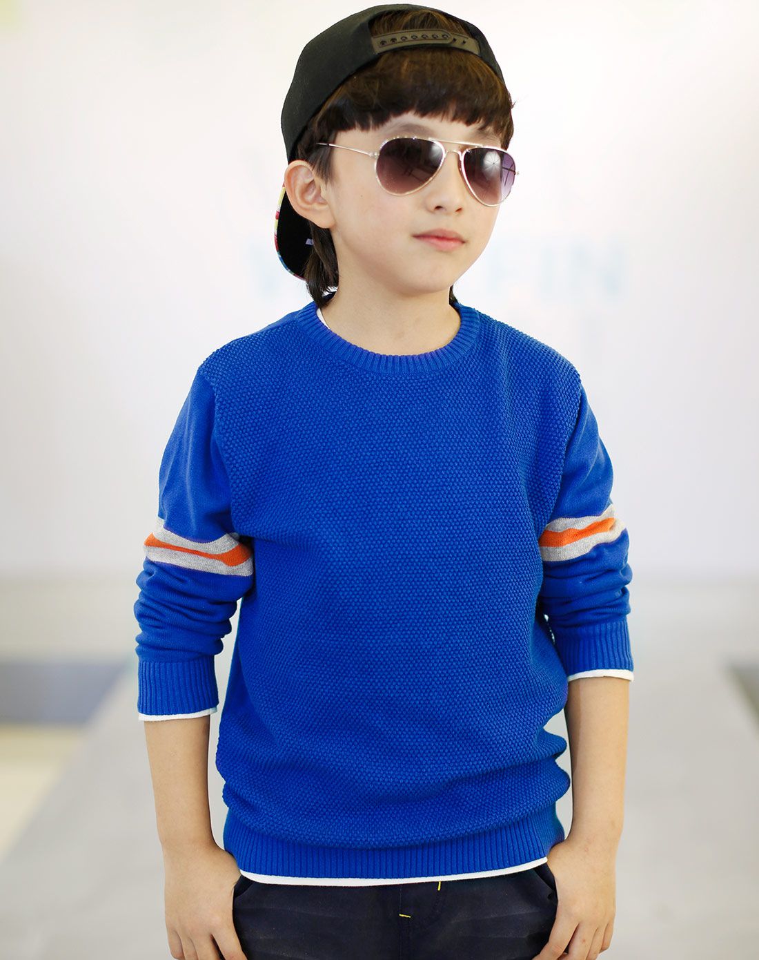 男童蓝色毛衣