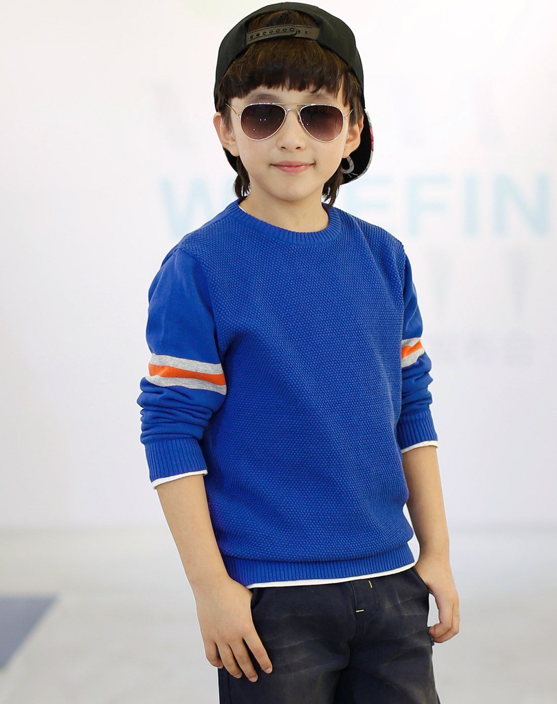 男童蓝色毛衣
