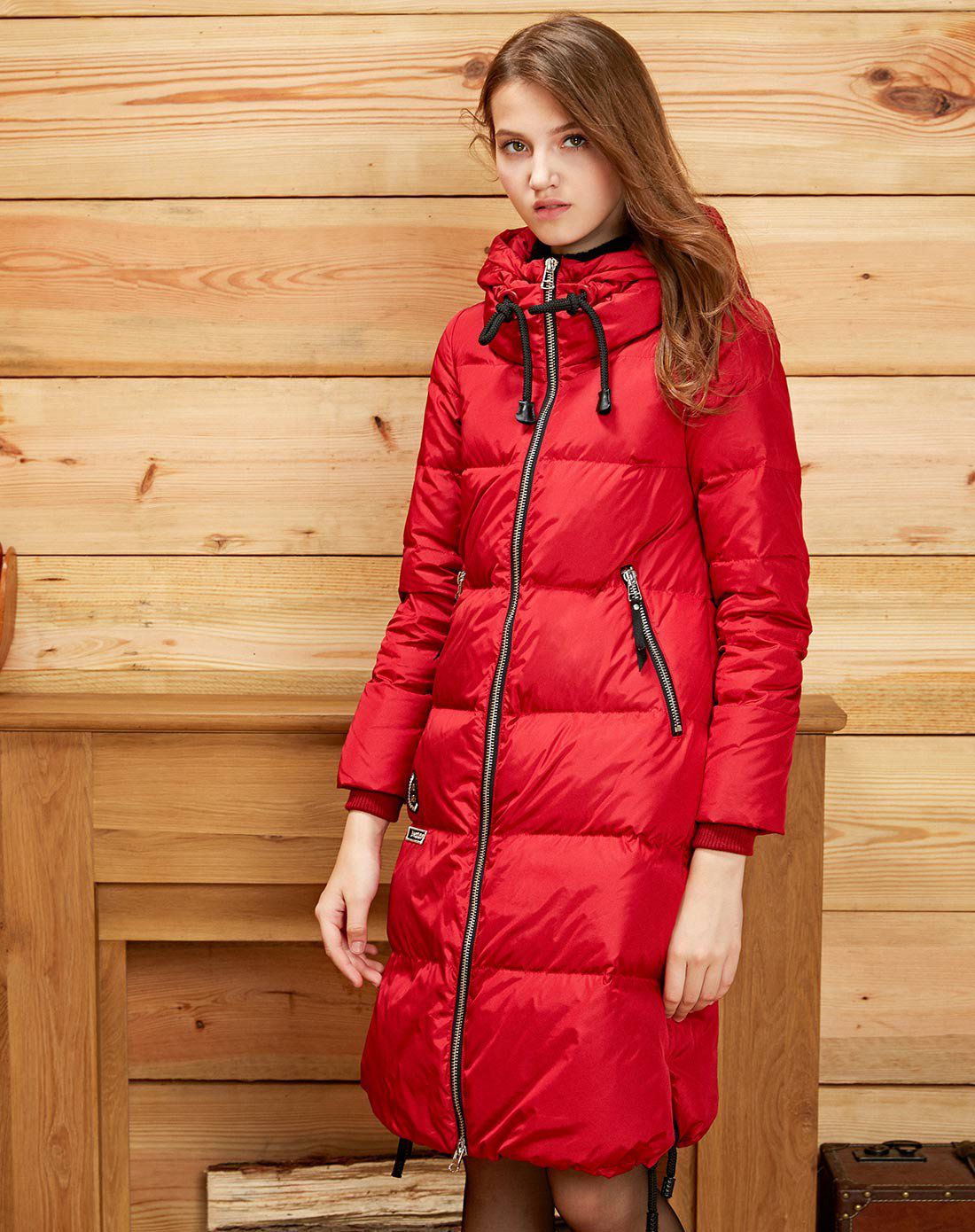 殷红色连帽时尚羽绒服