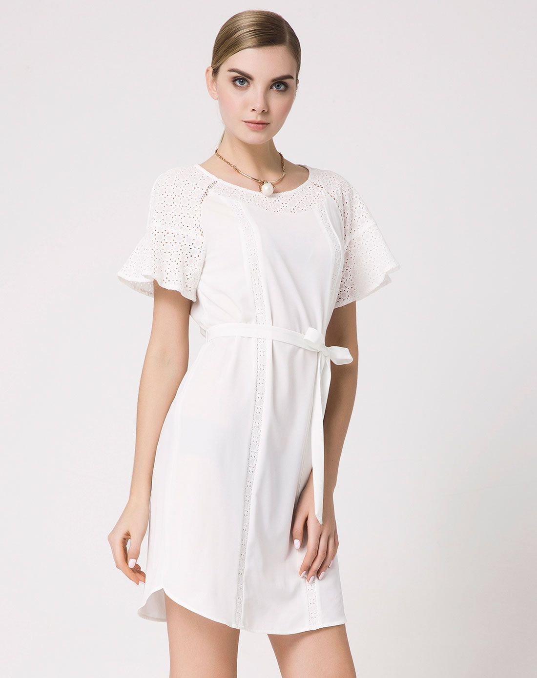白色棉布刺绣拼接荷叶边短袖连衣裙