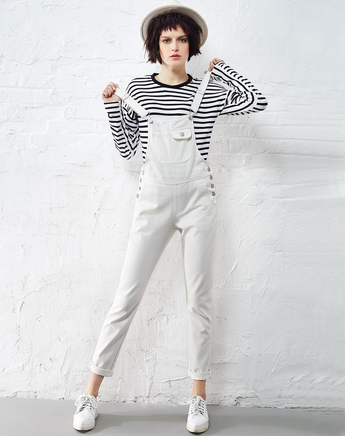 本白色宽松小直筒背带裤