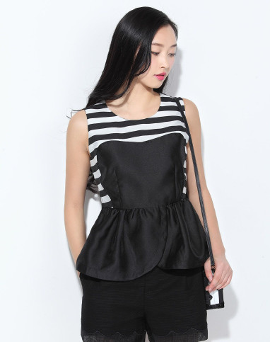 黑条撞色拼接x型上衣