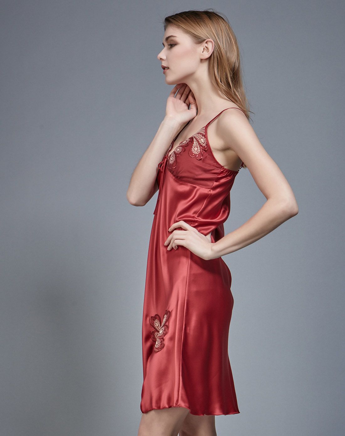 优雅蝴蝶刺绣真丝开叉吊带裙