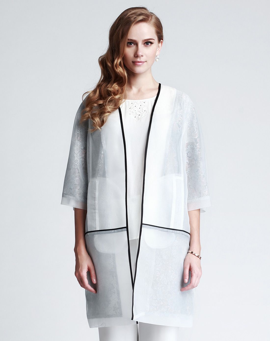 白色时尚轻盈欧根纱外套
