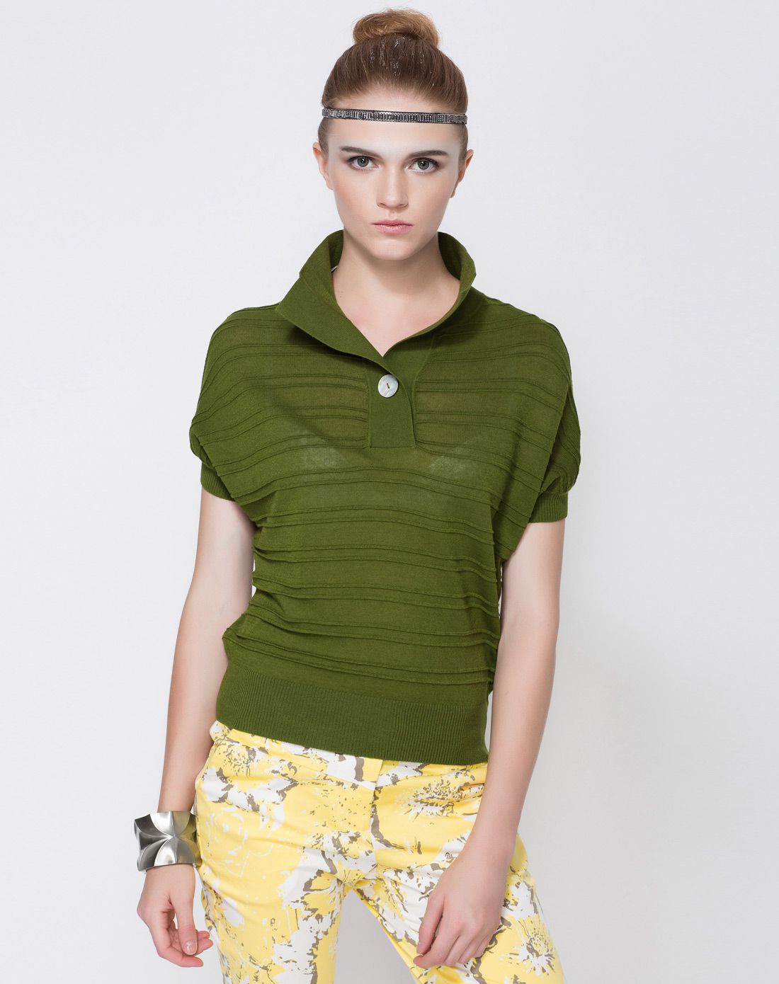 浅绿色条纹宽松翻领针织衫