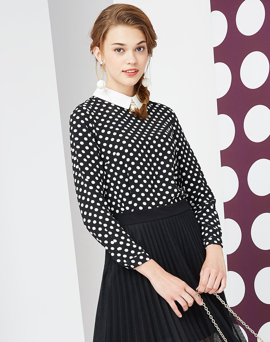 黑底白点翻领套头衬衫