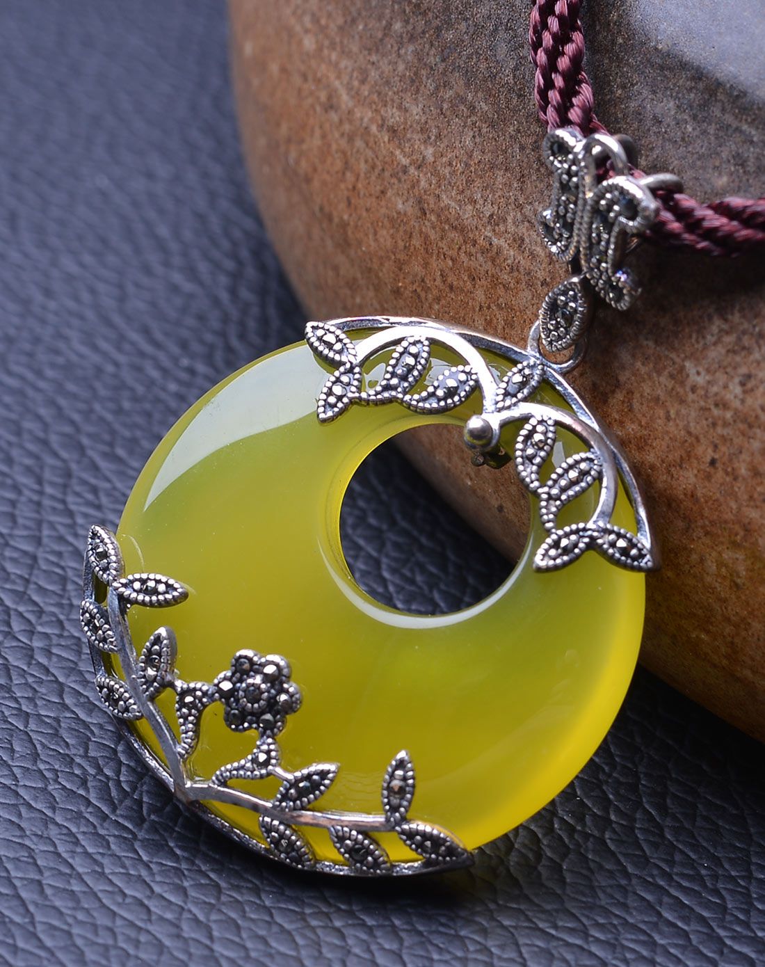 复古925银镶嵌玉髓月牙吊坠