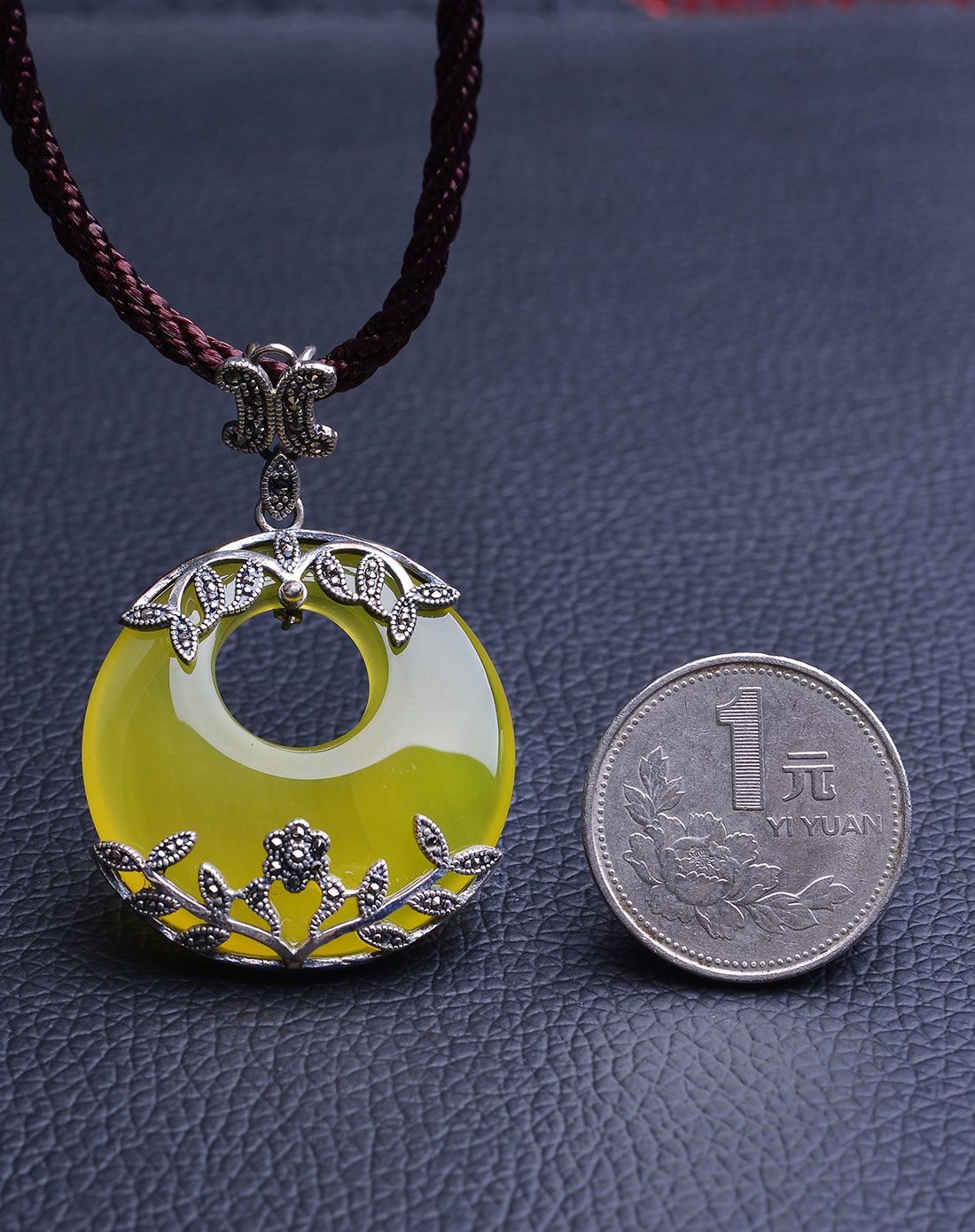 复古925银镶嵌玉髓月牙吊坠