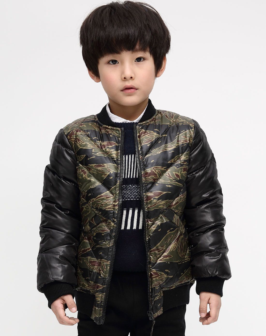 男童黑色轻便时尚拉链羽绒服