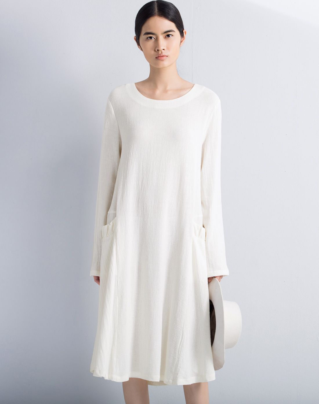 莹白圆领长袖口袋棉麻连衣裙