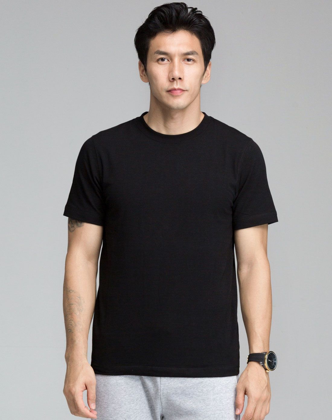 男性净黑色t恤