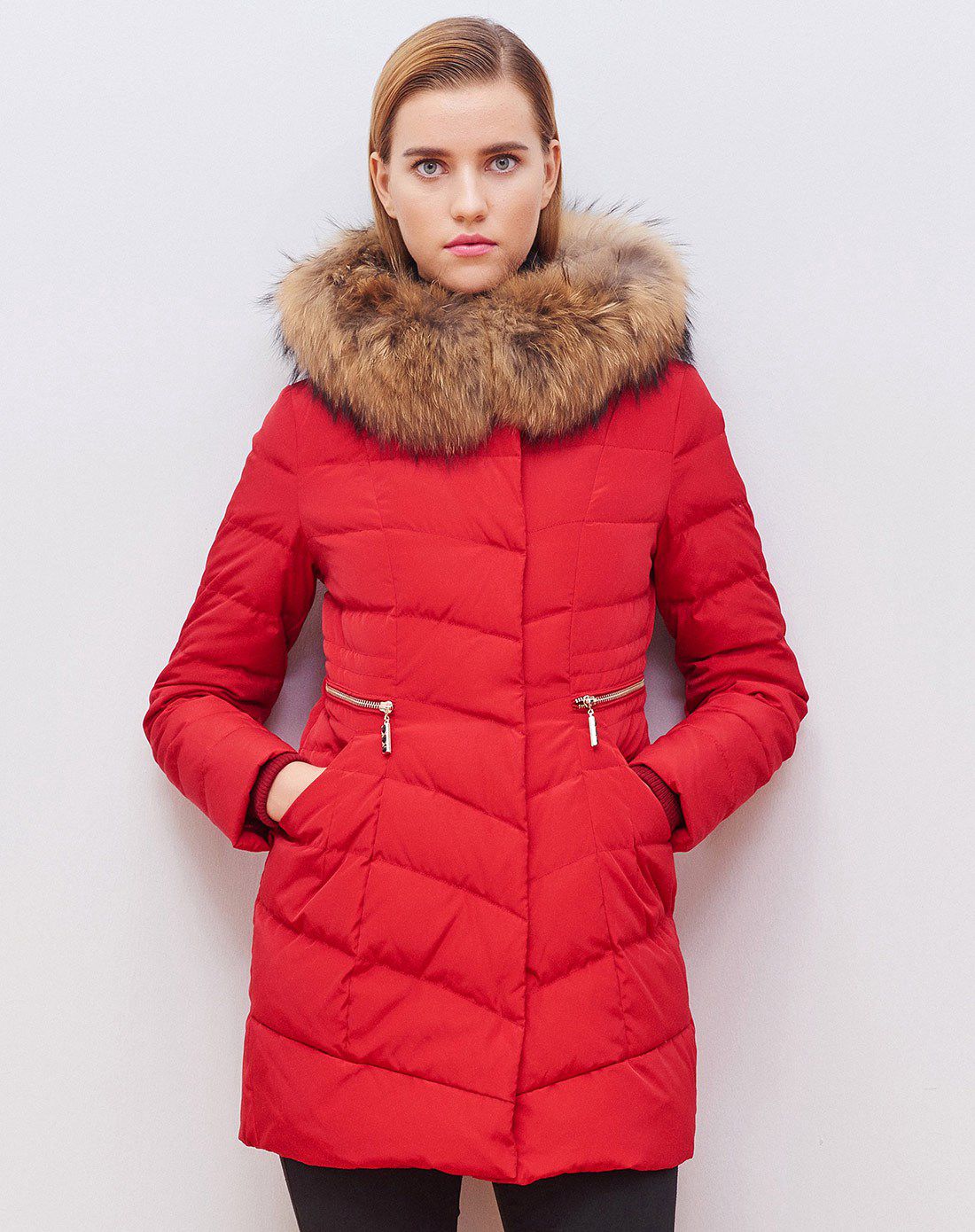 殷红色时尚通勤羽绒服