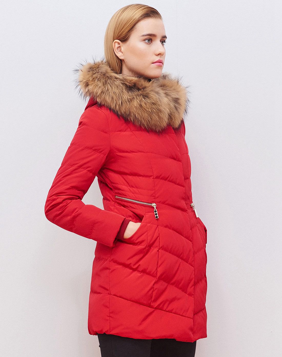 殷红色时尚通勤羽绒服