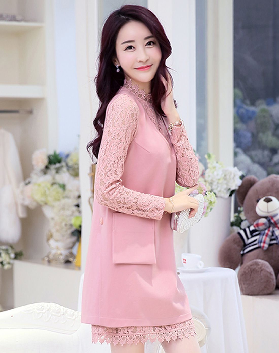 女粉色气质蕾丝修身套裙