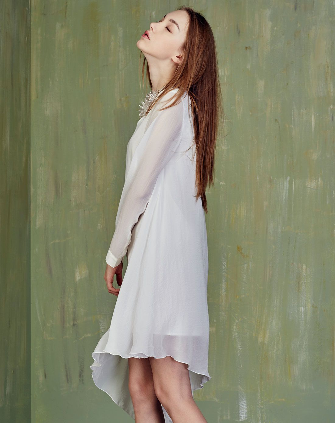 飘逸纯白长袖连衣裙