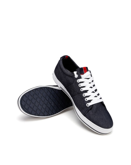 藏蓝色简洁百搭帆布休闲鞋