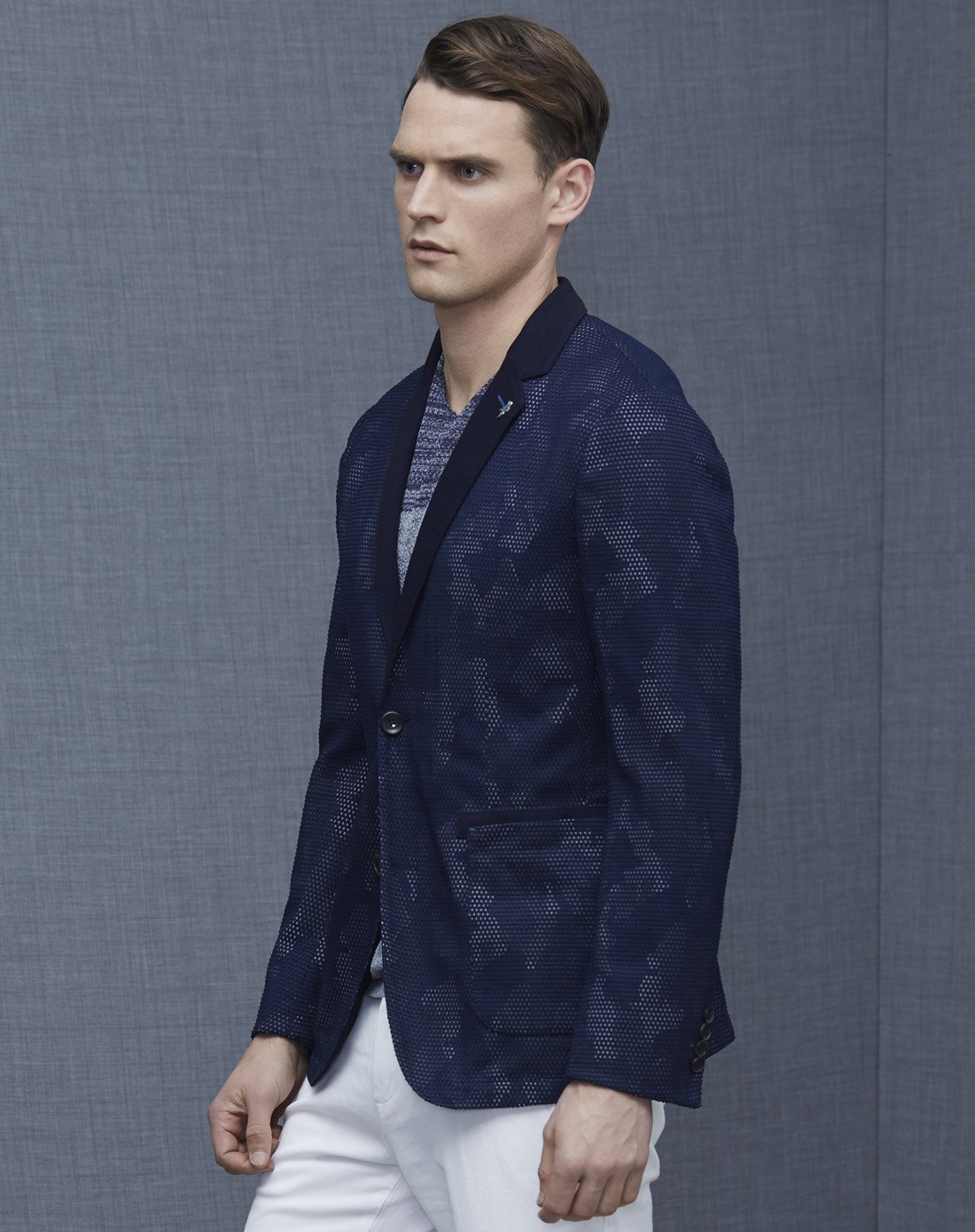 红标修身版型蓝色花纹简洁时尚西服