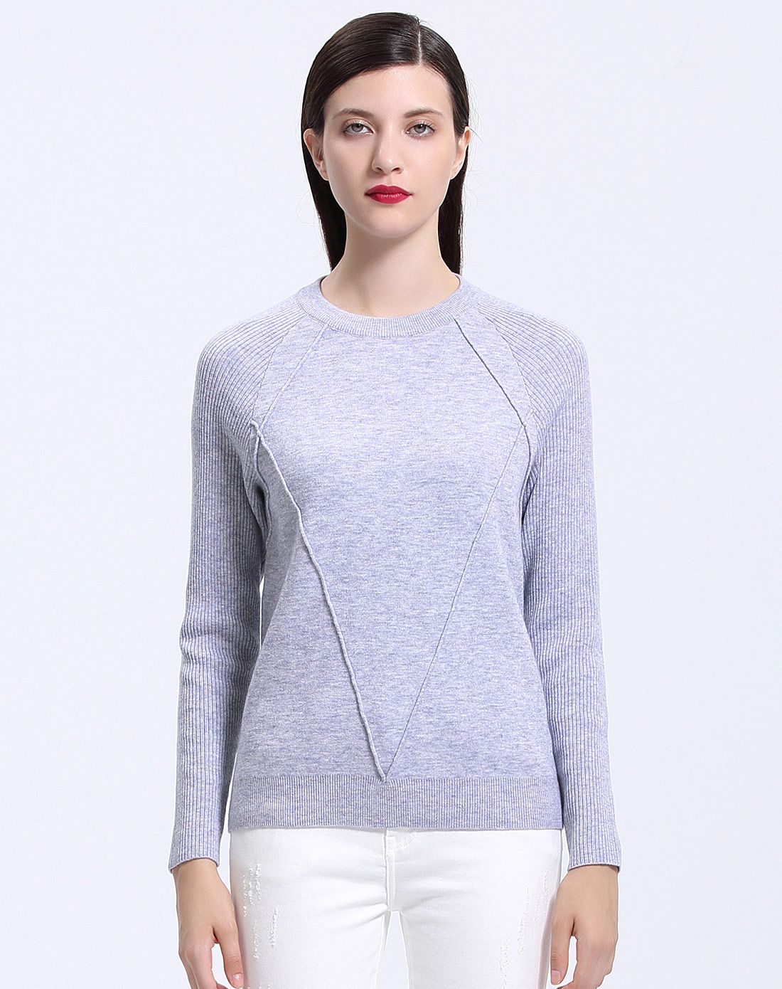 浅蓝灰色舒适圆领长袖针织衫