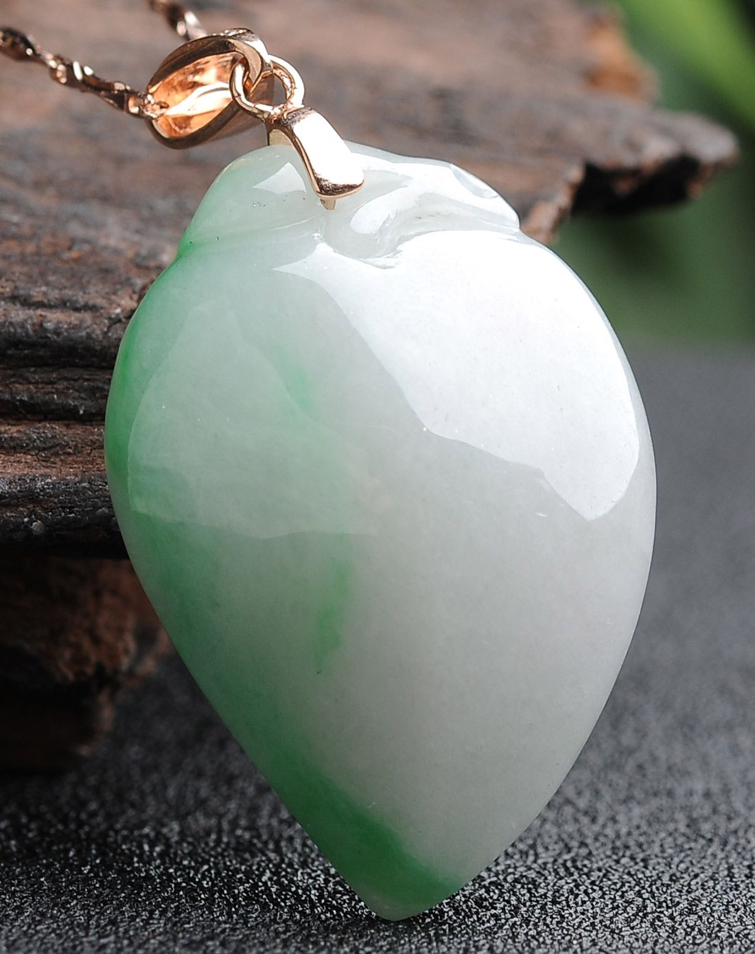 天然翡翠寿桃吊坠