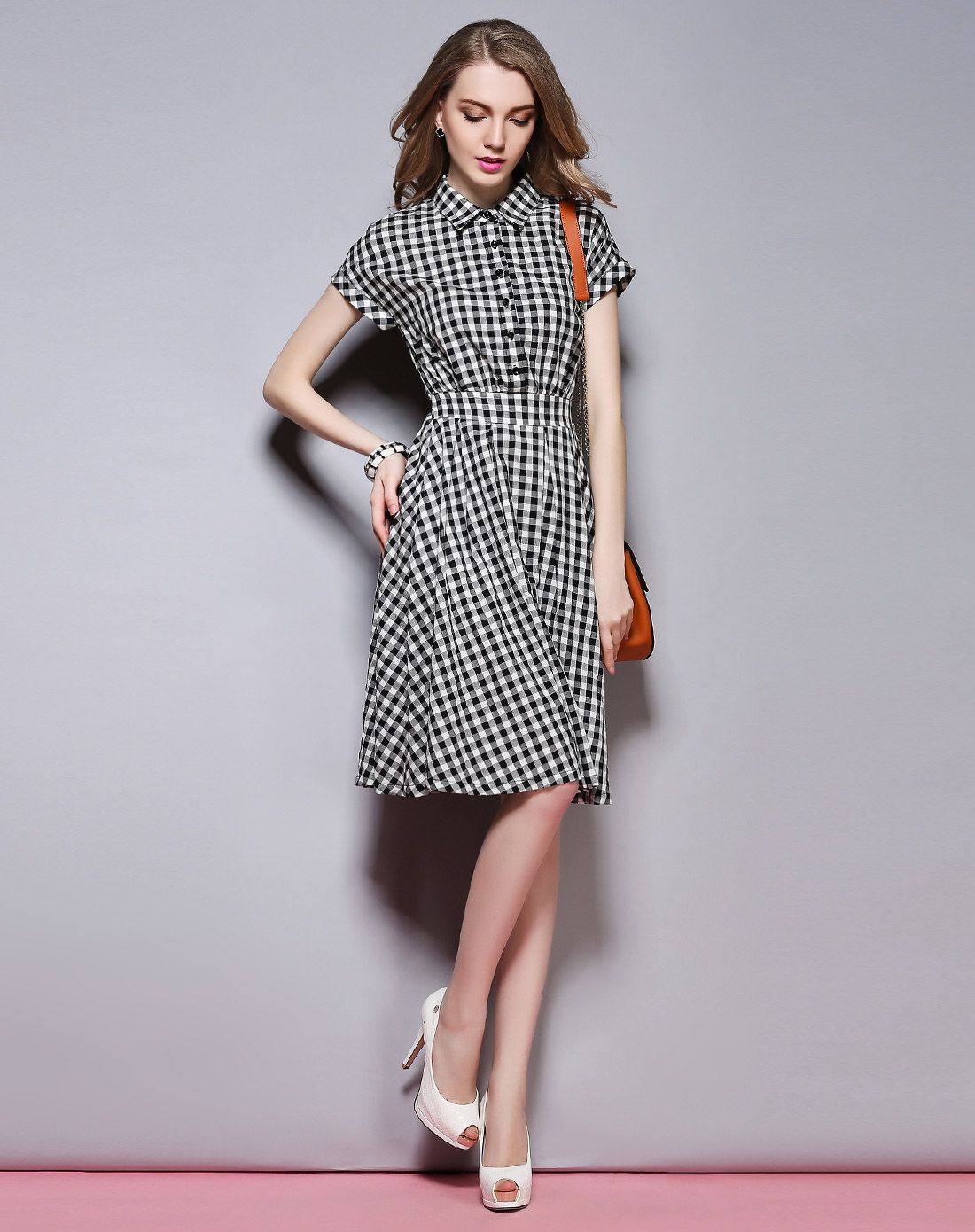 黑色翻领经典格子连衣裙