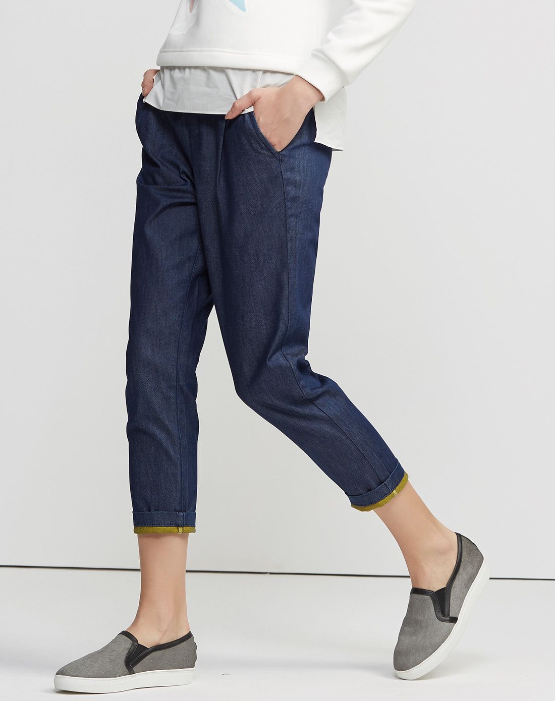 浅蓝宽松锥形裤纯色牛仔裤