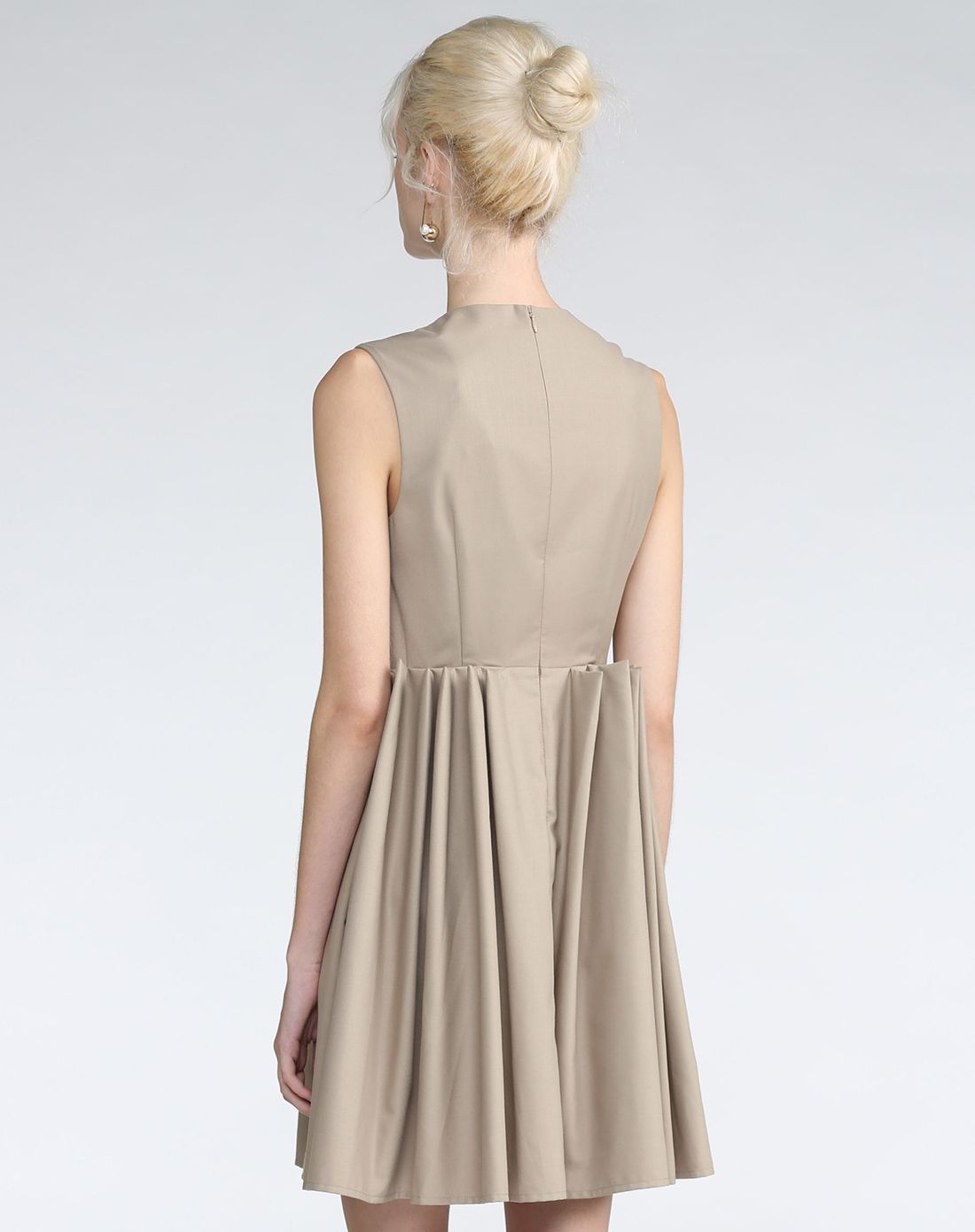 时尚设计立体大褶裥裙摆无袖连衣裙