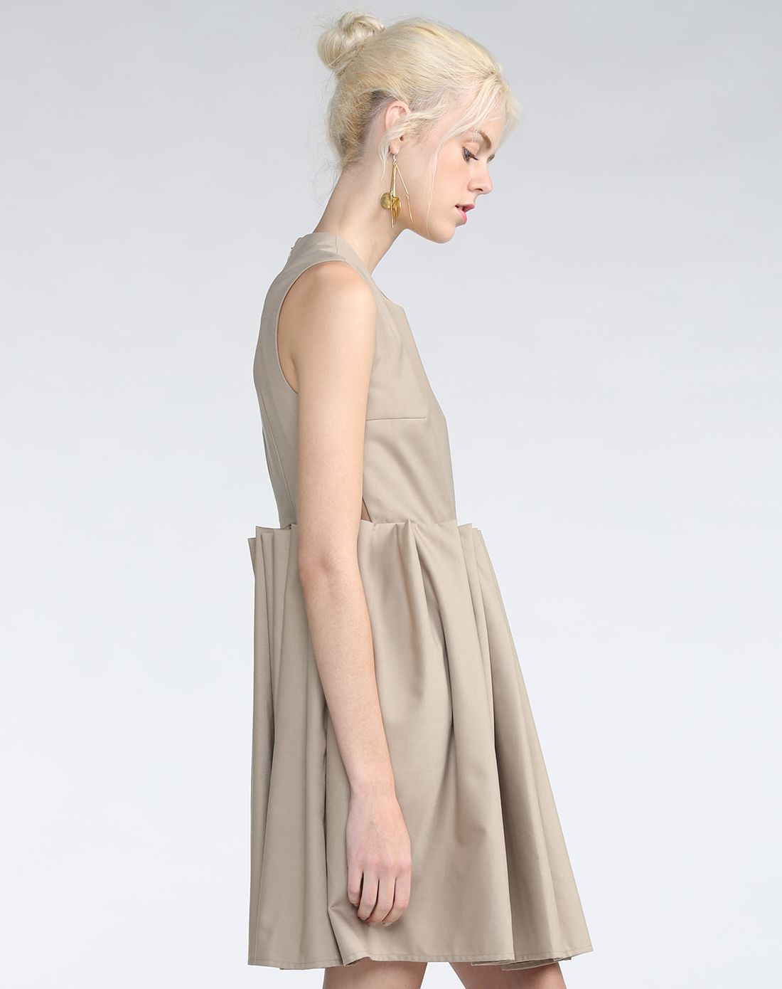 时尚设计立体大褶裥裙摆无袖连衣裙