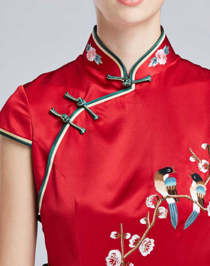 女款红底绣花旗袍