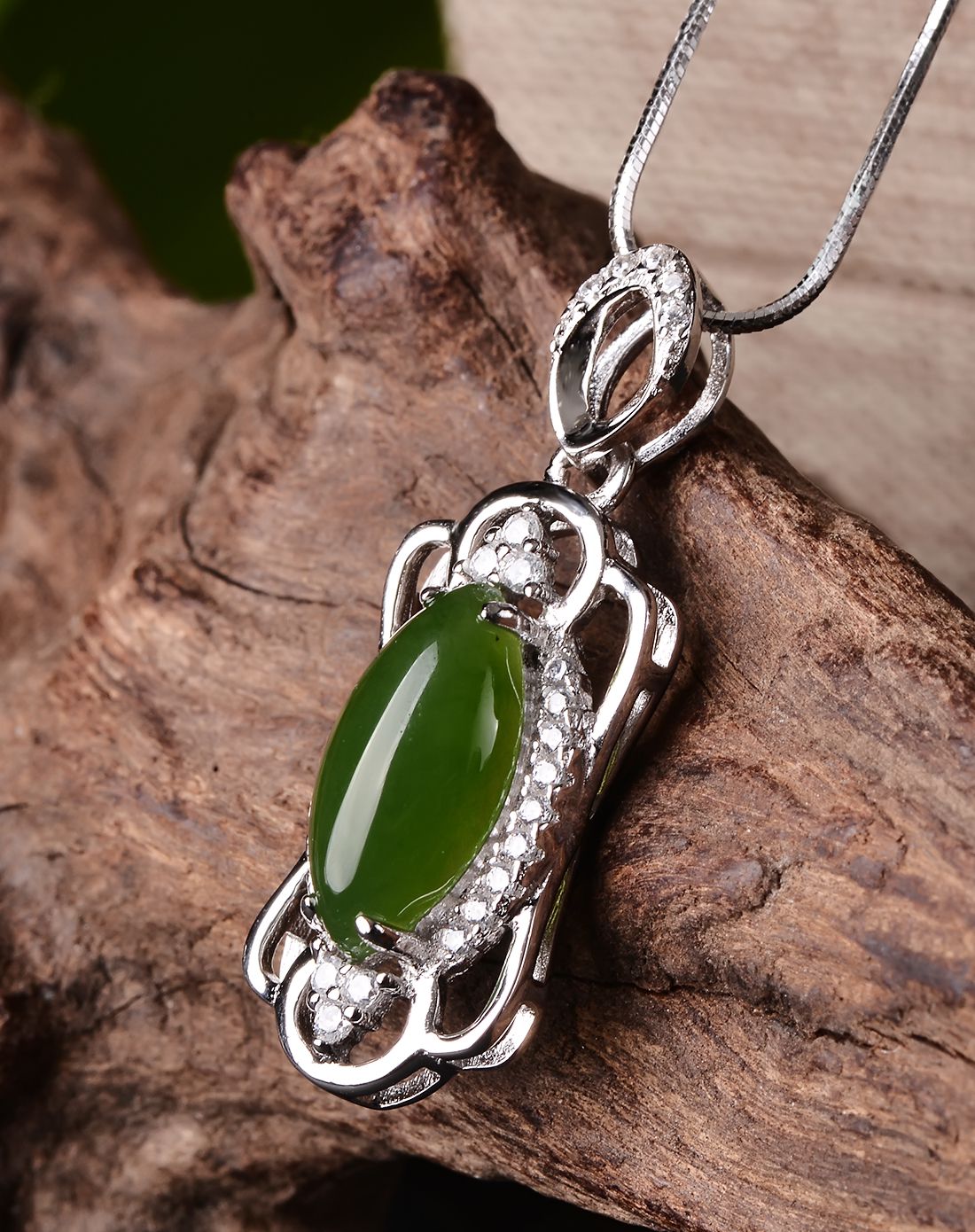 伊戴娇 天然老坑和田碧玉马眼吊坠