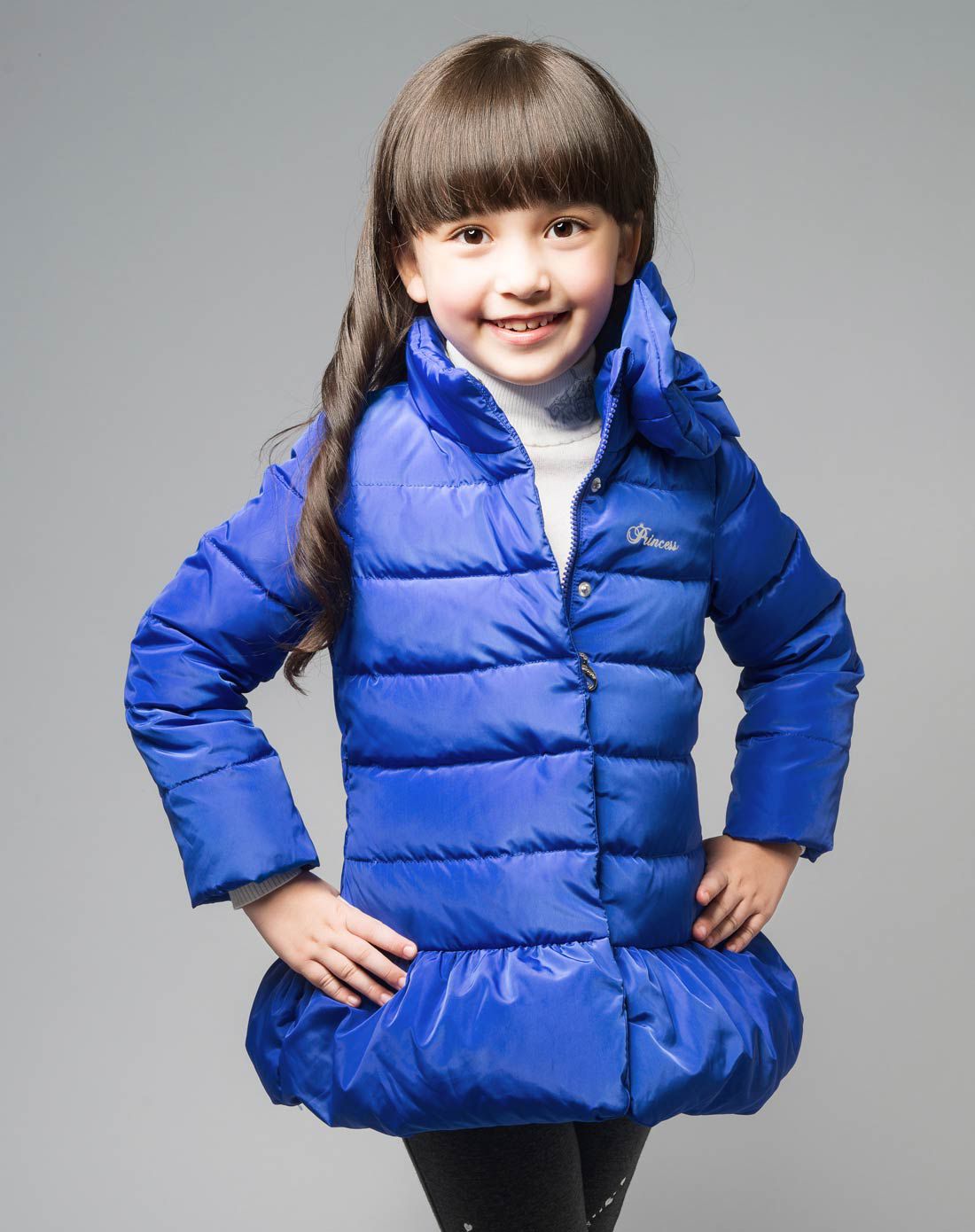 女童宝蓝色羽绒服